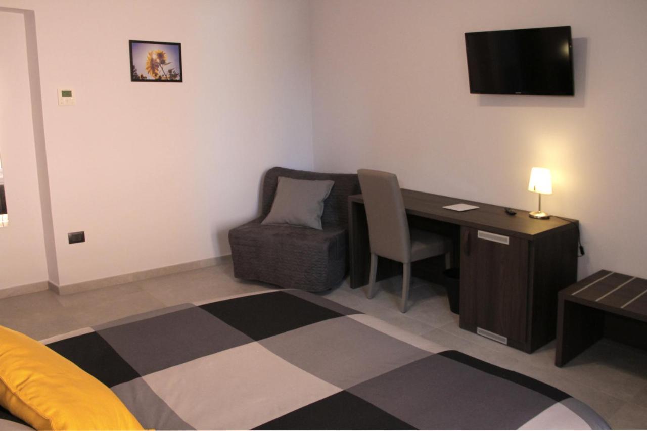 Easyroom Frosinone - Casello Autostradale Eksteriør bilde